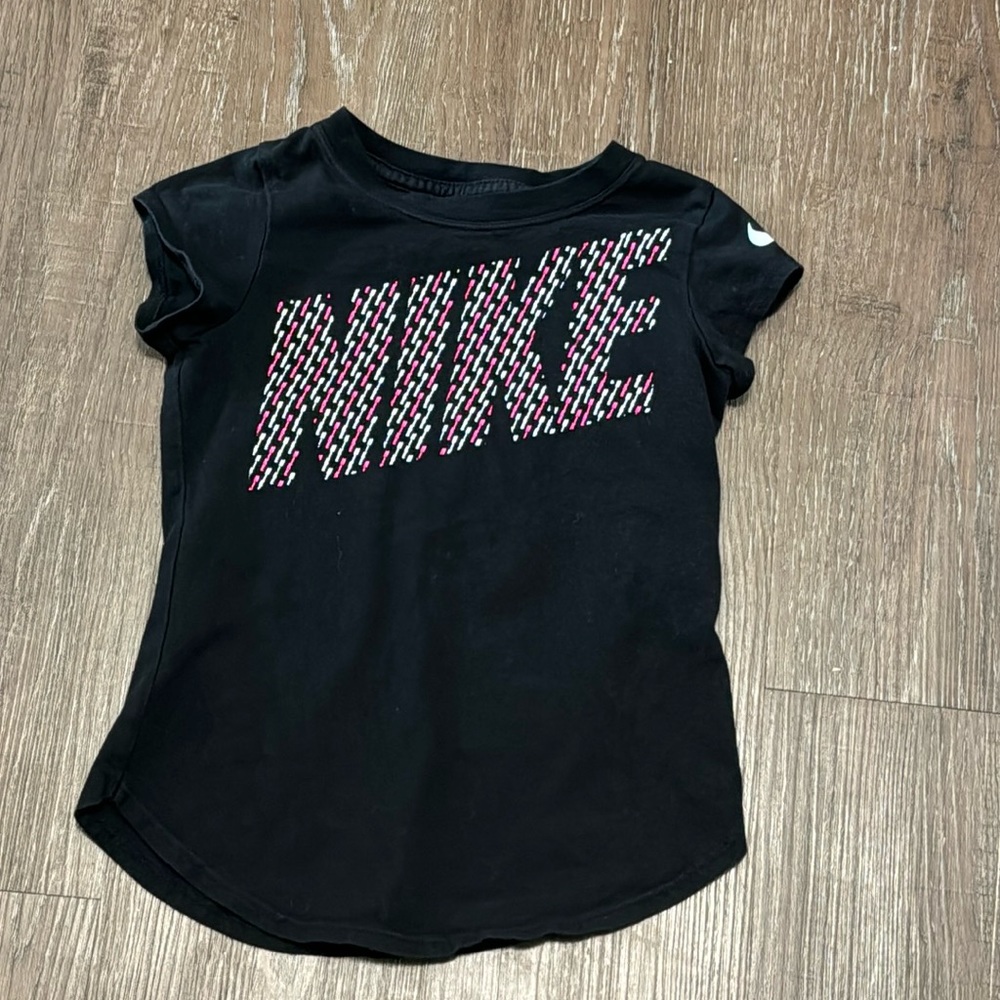 The Nike Tee Girls Size Small (4-5 years old)
